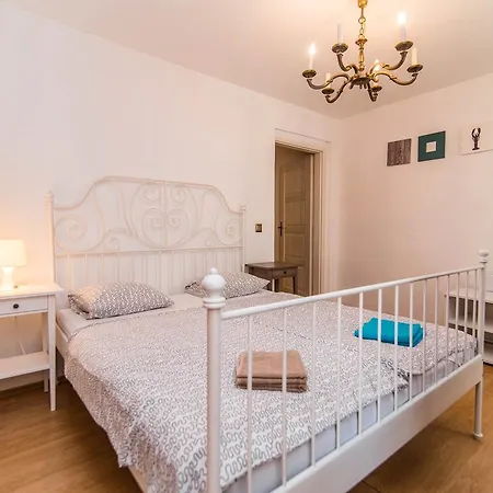 Kolenicka 3*
